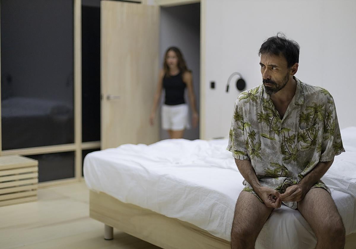 Israel Elejalde, en 'Finlandia', con Irene Escolar al fondo.