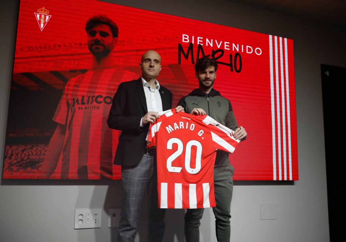 El flamante fichaje del Sporting, Mario, y el presidente ejecutivo, David Guerra, con la camiseta con el '20' que lucirá el futbolista.