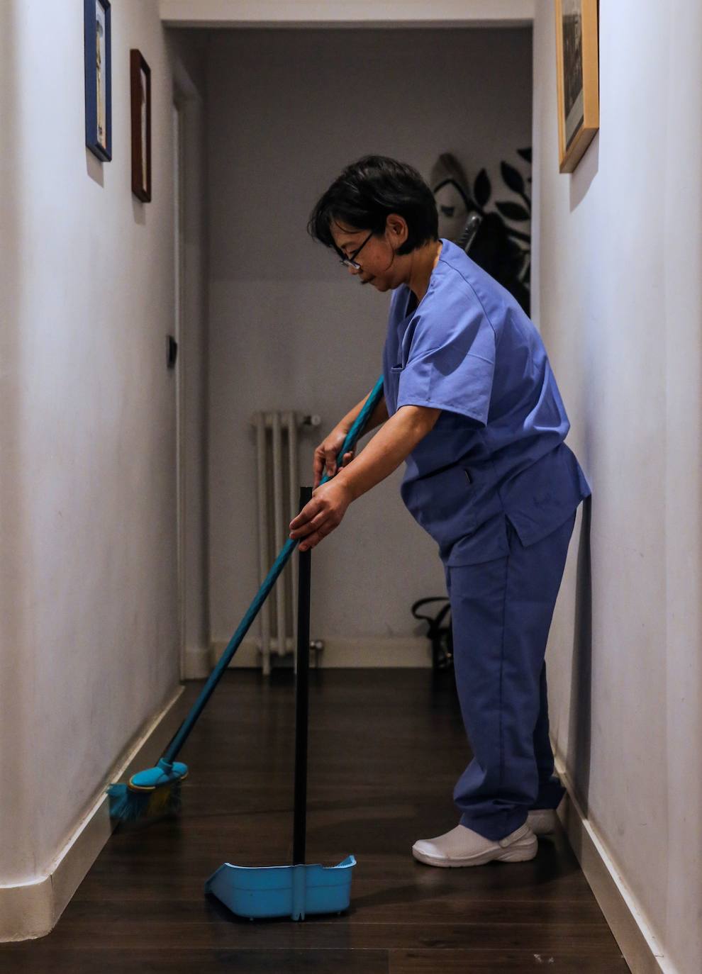 Una empleada del hogar realiza sus tareas.