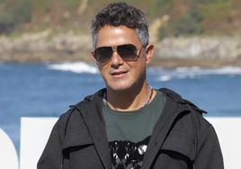 Alejandro Sanz posa frente al espejo de su gimnasio.