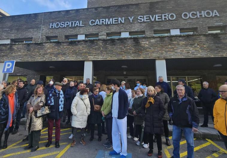 Decenas de vecinos se concentraron este viernes, delante de las puertas del Hospital Carmen y Severo Ochoa, en Cangas del Narcea.