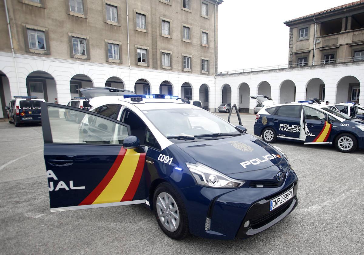 Un coche de la Policía Nacional en el cuartel de Buenavista.