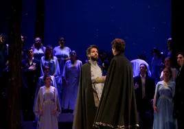 Guillermo Amaya, el director de escena, y de espaldas Artur Gonçalvez, regidor de la Ópera de Oviedo en un ensayo.