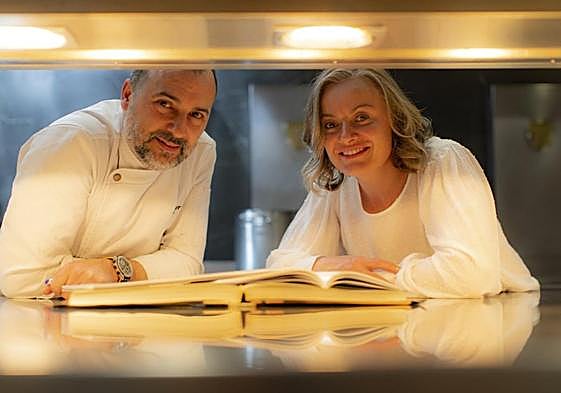 Javier y Tita, en su restaurante.