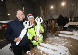 Dos peñistas muestran sus primeras creaciones en una de las naves de Festejos.