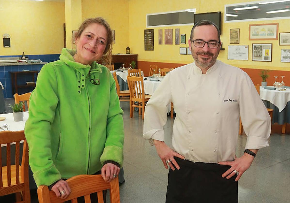 Marga Gandullo y Víctor Pérez, en la escuela.