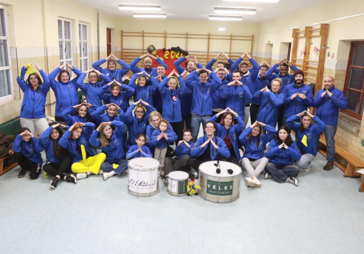 La charanga Xaréu Nel Ñeru en el gimnasio del colegio público de Jove donde ensayan, el grupo hace el símbolo que anuncia que este año «hay liu perru».