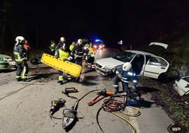 Bomberos del SEPA, Guardia Civil y sanitarios en el lugar del accidente.