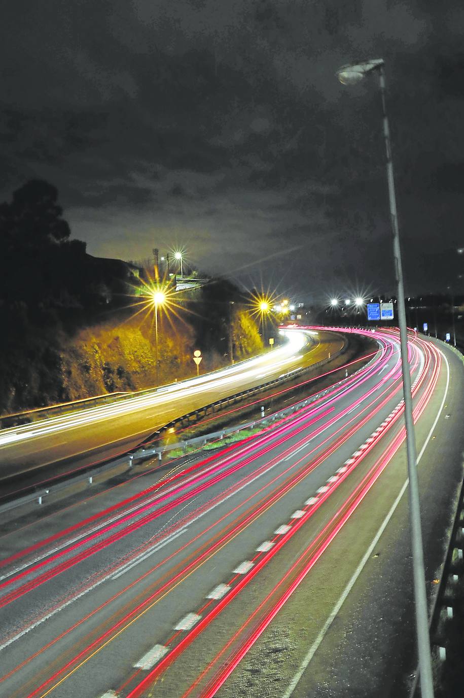 En el enlace de Viesques solo están encendidas las farolas del carril de incorporación a la A-8. fotos: josé simal