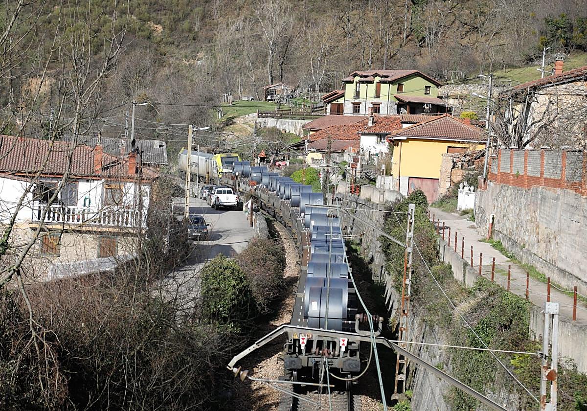 Una locomotora de Captrain, circulando hacia la rampa de Pajares con un transporte de bobinas.