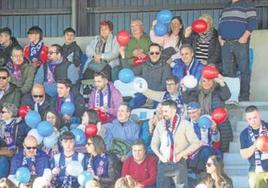 Aficionados del Real Avilés en las gradas de El Malecón el pasado año.