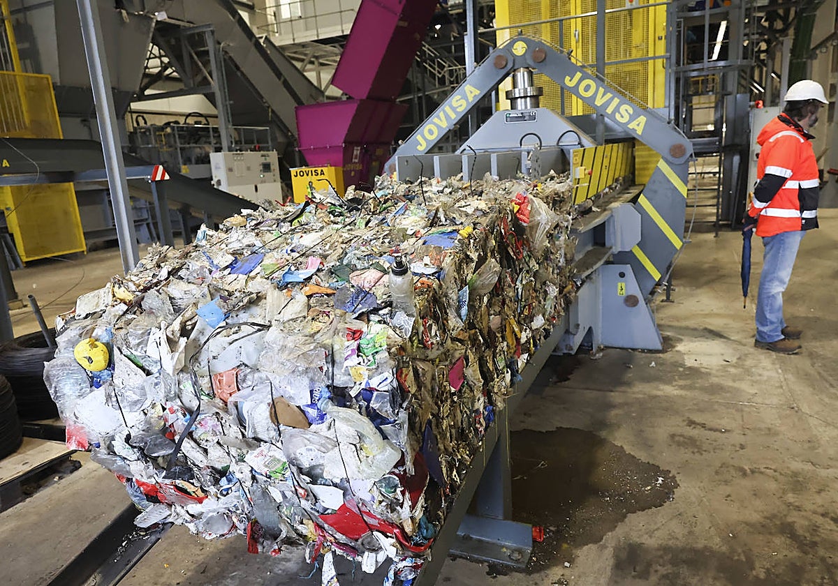 Un fardo de los residuos recuperados en la nueva planta de Cogersa.