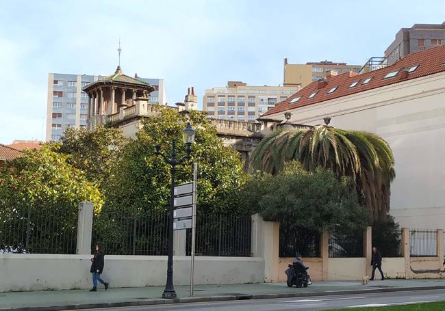 A los 2 millones de euros que se piden en la venta del palacete de Ladislao Menéndez, junto al museo Nicanor Piñole, habrá que añadir otros 6.000 euros de tala táctica, pues corre serio peligro la inmediata construcción.