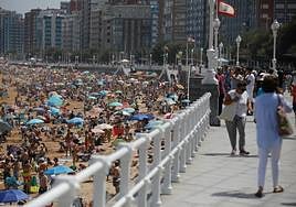 Playa de San Lorenzo, en Gijón, en el mes de agosto.