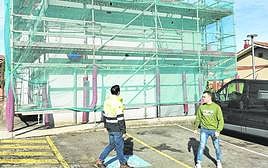 Iván Fernández visitó ayer el centro junto al concejal de Obras con motivo del inicio de los trabajos.