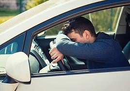 ¿En qué situaciones me pueden multar por dormir en el coche?