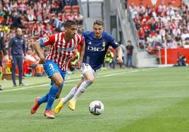 Cote y Viti, en un momento del Sporting-Real Oviedo de la pasada temporada.