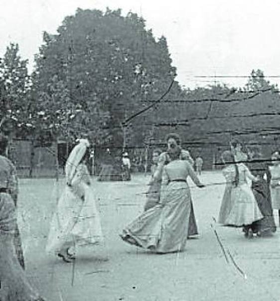 Mujeres bailando, sobre 1900.