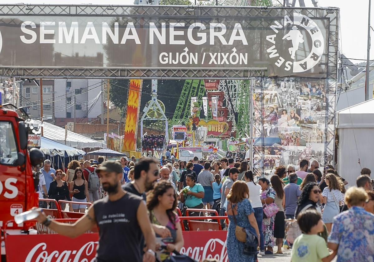 La pasada edición de la Semana Negra, abarrotada.