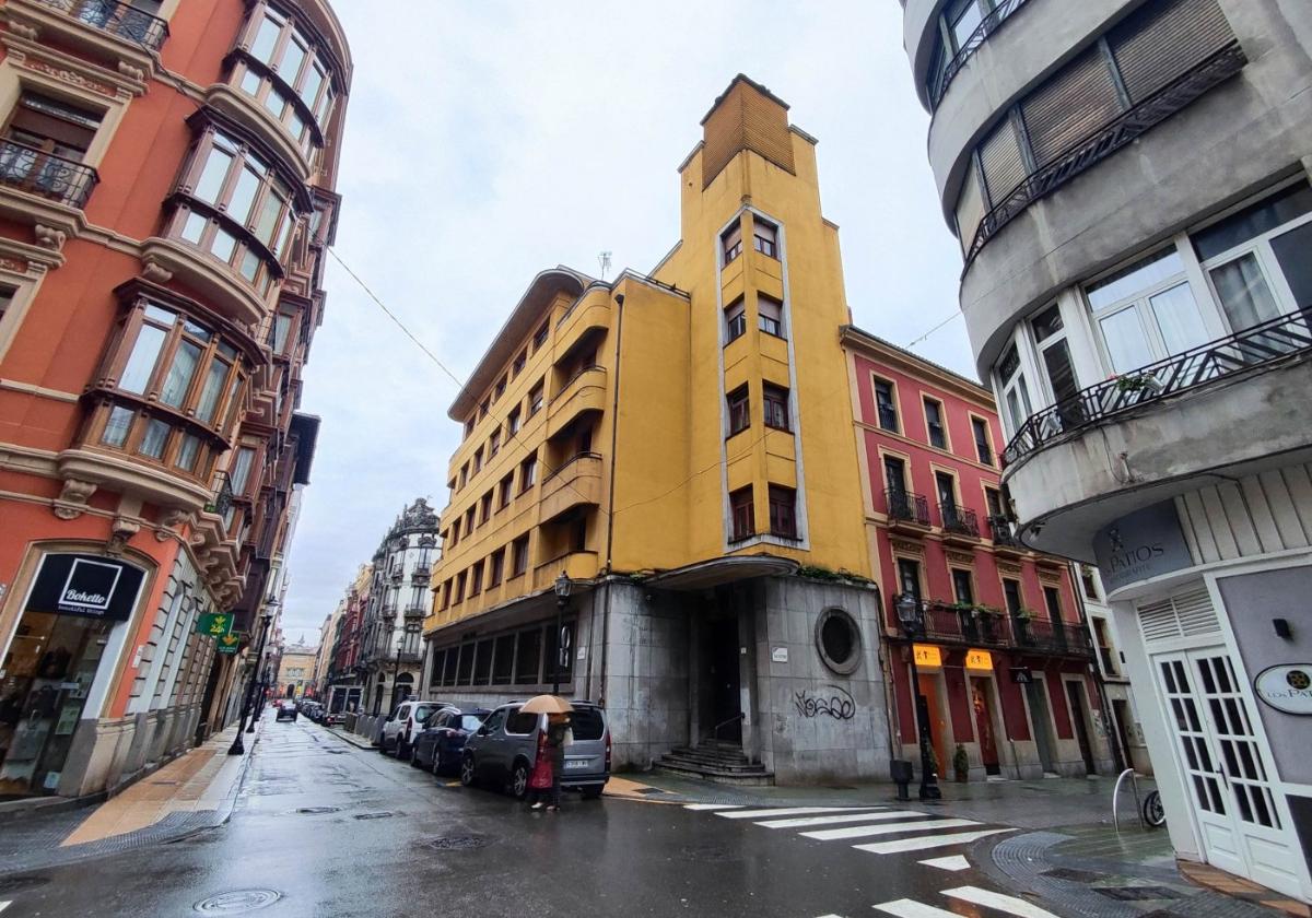 Fachada lateral del histórico edificio del Monte de Piedad, en el 12 de la calle Instituto.