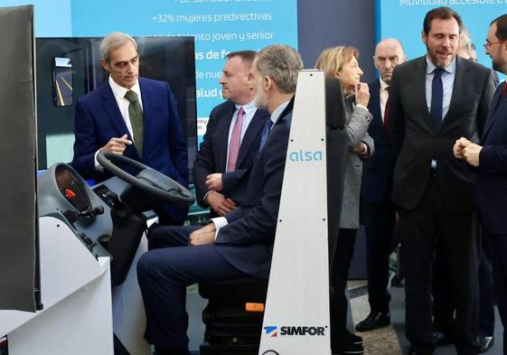 Felipe VI prueba un simulador de un autobús de ALSA, durante su vista a la estación de autobuses de Oviedo.