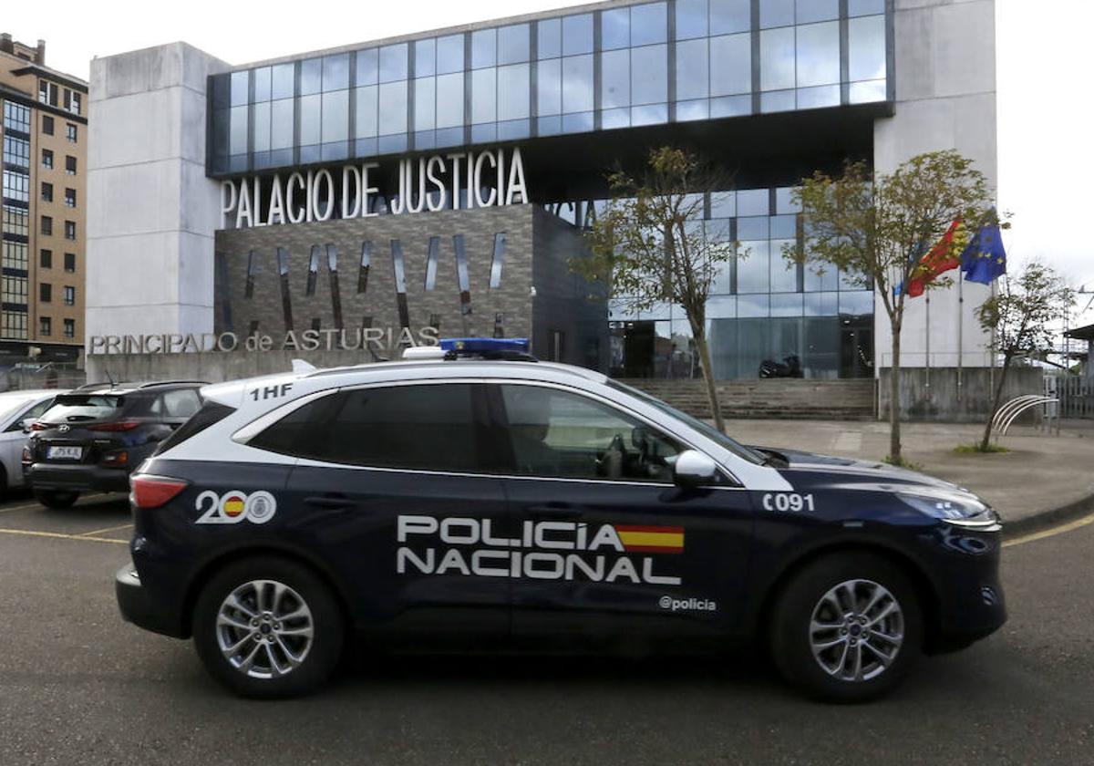 Un coche de la Policía Nacional de Gijón.