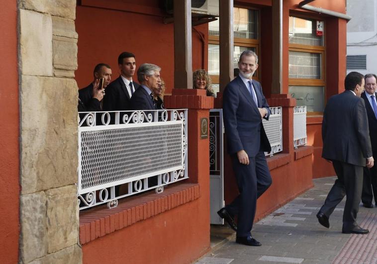 El Rey abandona Casa Lin, donde comió con Ana Isabel Fernández, Teresa Sanjurjo y Graciano García.