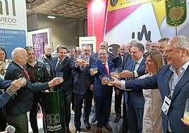 Las autoridades locales y regionales, con otros visitantes, brindan con sidra para celebrar la entrega de la capitalidad gastronómica a Oviedo en Fitur.