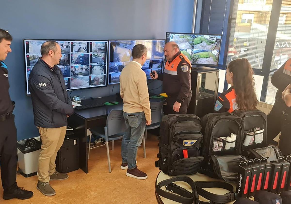 Los voluntarios conocieron el material ayer en las dependencias de la Policía Local.
