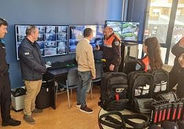 Los voluntarios conocieron el material ayer en las dependencias de la Policía Local.