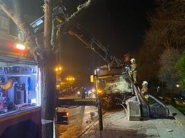 El choque de un autobús urbano de Oviedo contra una farola deja más de una decena de heridos