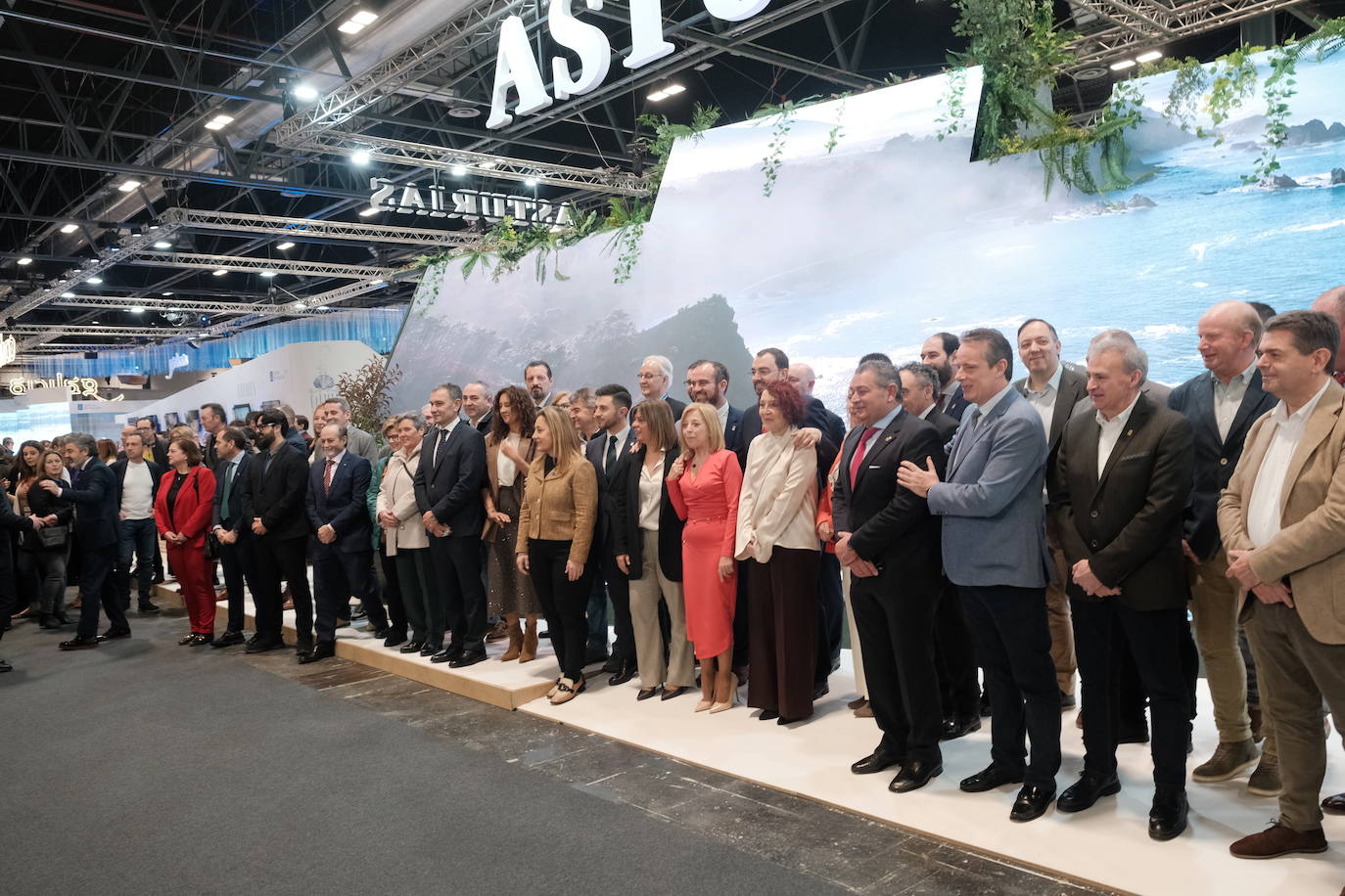 Foto de familia en el estand del Principado, por el día de Asturias en la Feria de Turismo.