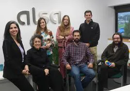 Por la izquierda, sentados, Patricia López Vicente, Jessica Fernández Álvarez, Jaime Ros Vicente y David Prieto Serrano. Detrás, de pie, Cristina Ortega Abril, Carla Carpintero Cuesta y Pedro Gorriz Álvarez. Faltan en la foto: Álvaro Fernández Zamanillo, Adrián Fernández Mort, José Joaquín Sánchez Martín y Olga Acevedo Puertas.