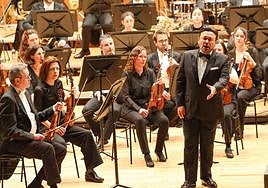 El cantante mexicano, durante su actuación junto a la Oviedo Filarmonía en Oviedo.