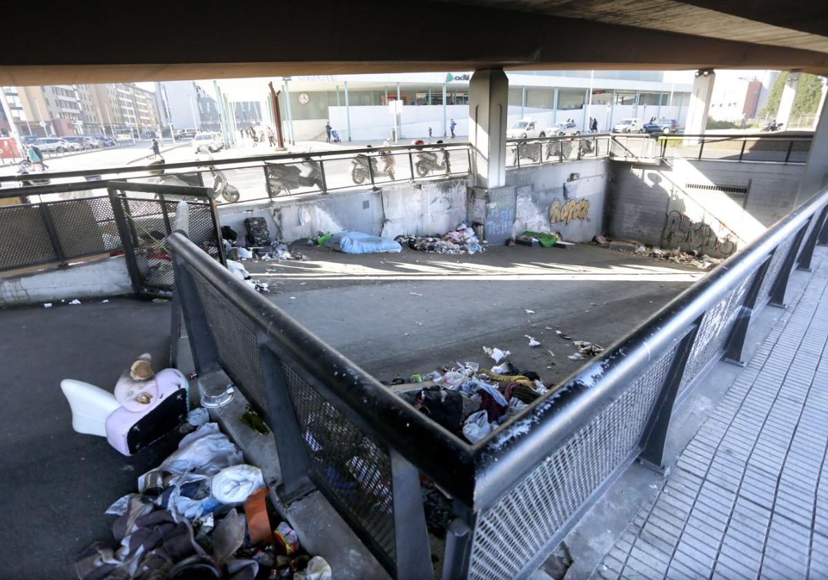 Zona bajo el viaducto de Carlos Marx en el que varias personas sin hogar suelen pernoctar desde hace meses. Junto a los colchones se acumulan montones de residuos.