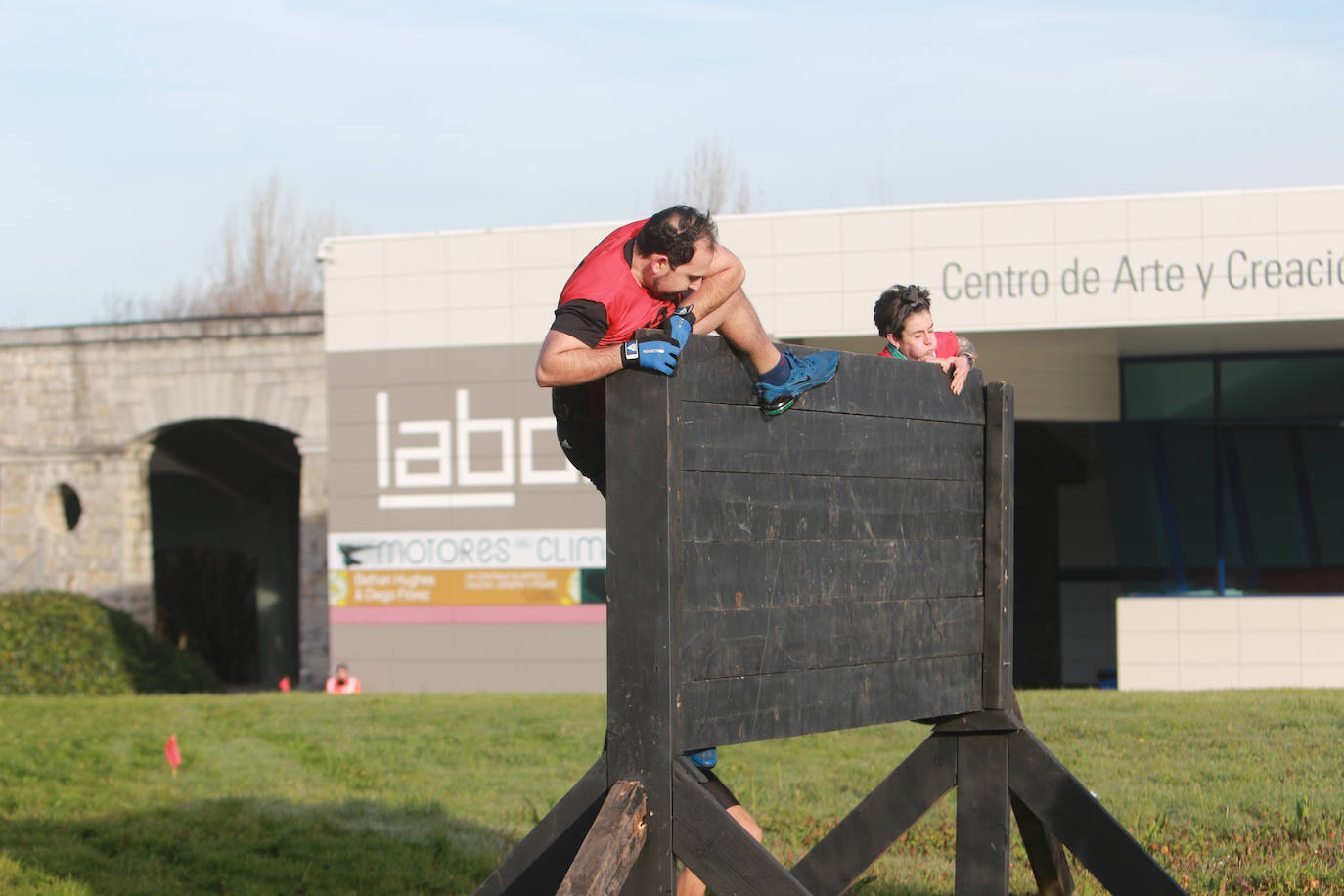 Obstáculos para poner a prueba fuerza y resistencia en el Campus de Gijón