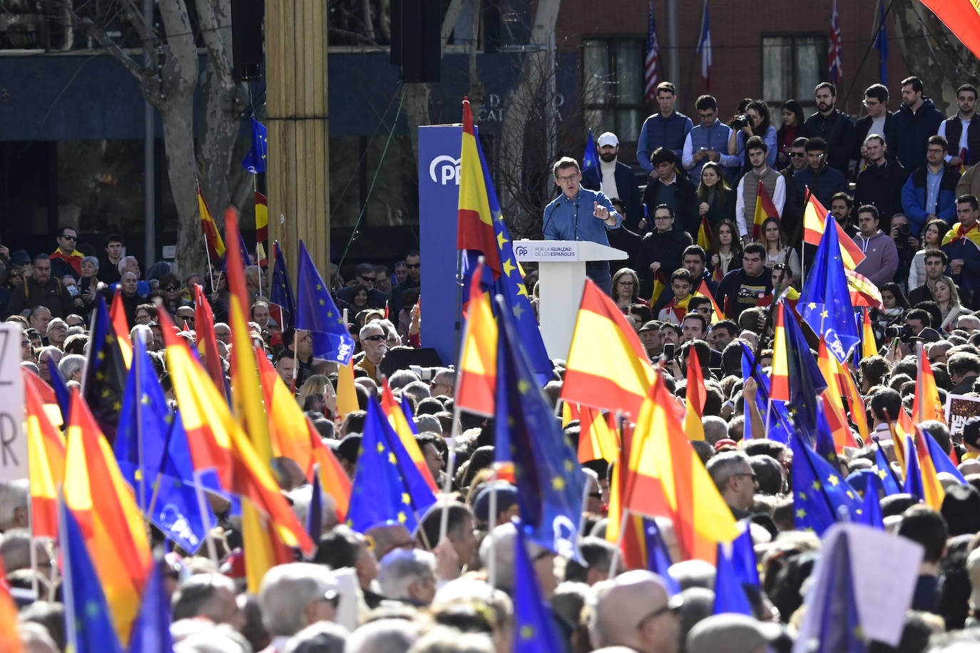 Decenas de asturianos protestan en Madrid contra la ley de amnistía