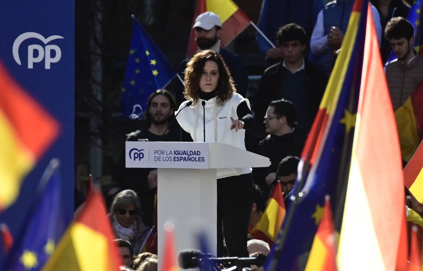 Decenas de asturianos protestan en Madrid contra la ley de amnistía