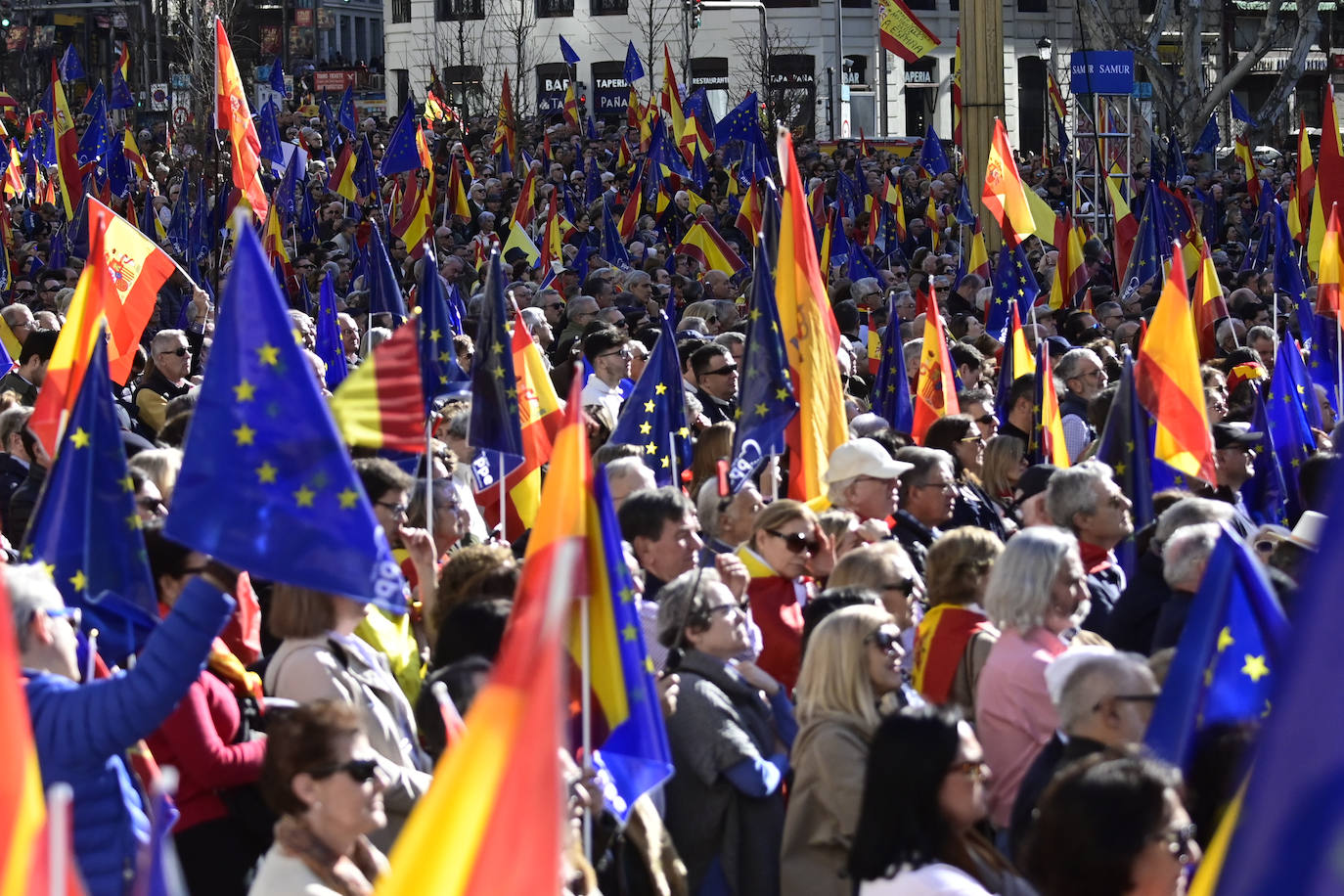 Decenas de asturianos protestan en Madrid contra la ley de amnistía