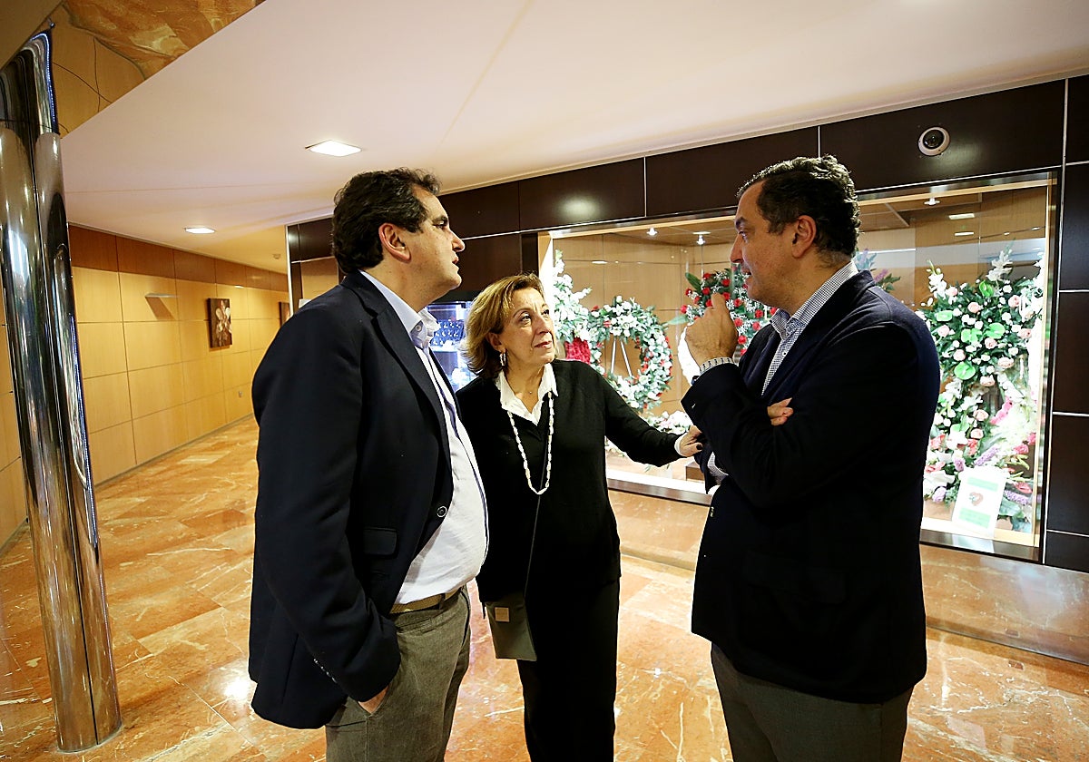 Miguel Ángel, Marta e Ignacio del Río, hijos de la difunta, en el tanatorio Los Arenales este domingo.