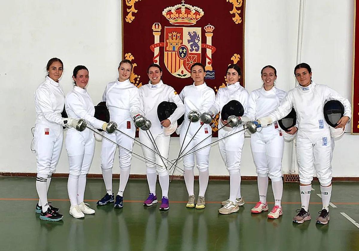 La Princesa Leonor posa junto a siete compañeras.