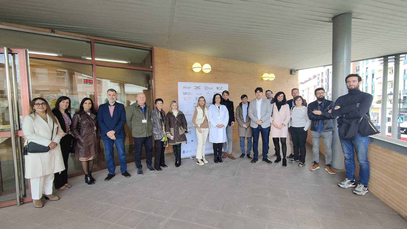 El consejero de Ciencia, Borja Sánchez; la directora del área sanitaria IV, Beatriz López; y la coordinadora del proyecto TeCuidas, Elena Fernández, con el resto de representantes de empresas e instituciones del consorcio.