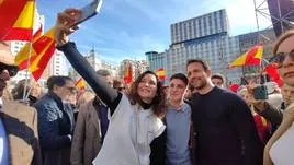 Isabel Díaz Ayuso y Álvaro Queipo se hacen un selfi junto a un seguidor del PP.