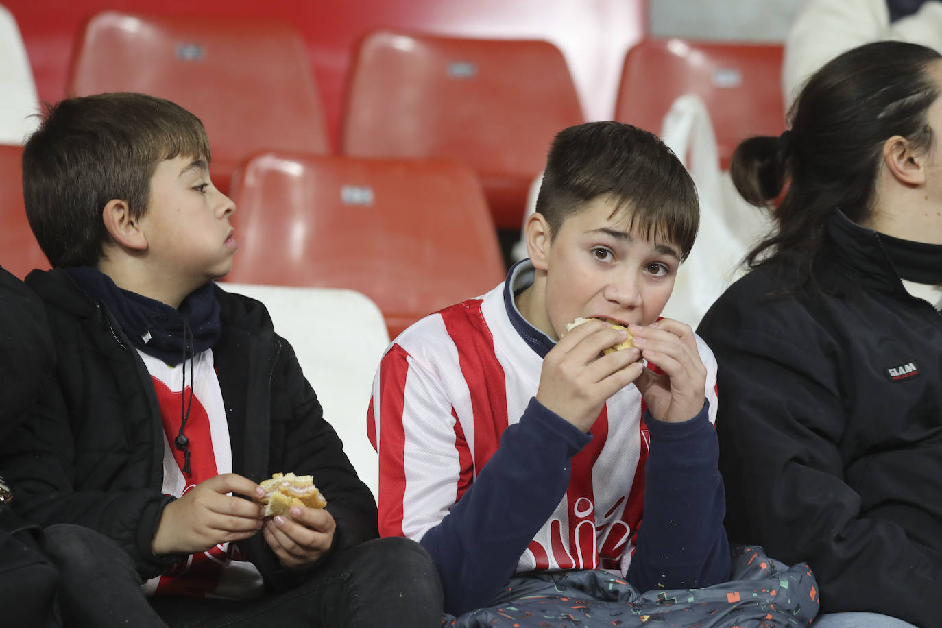 ¿Estuviste en el Sporting - Racing de Ferrol? ¡Búscate en las fotos!