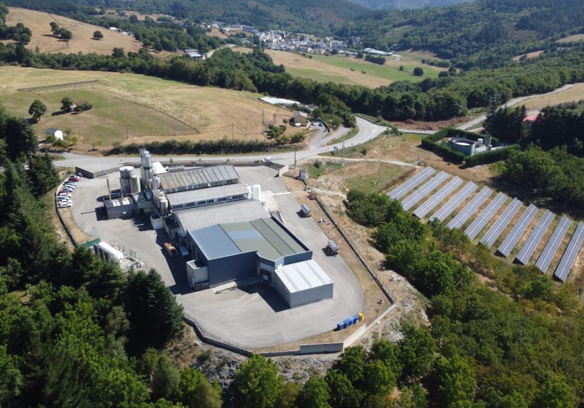 El parque fotovoltaico, junto a la fábrica de Industrias Lácteas Monteverde a la que abastecerá, en Grandas de Salime.