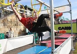 Uno de los participantes trata de superar uno de los últimos obstáculos de la prueba.