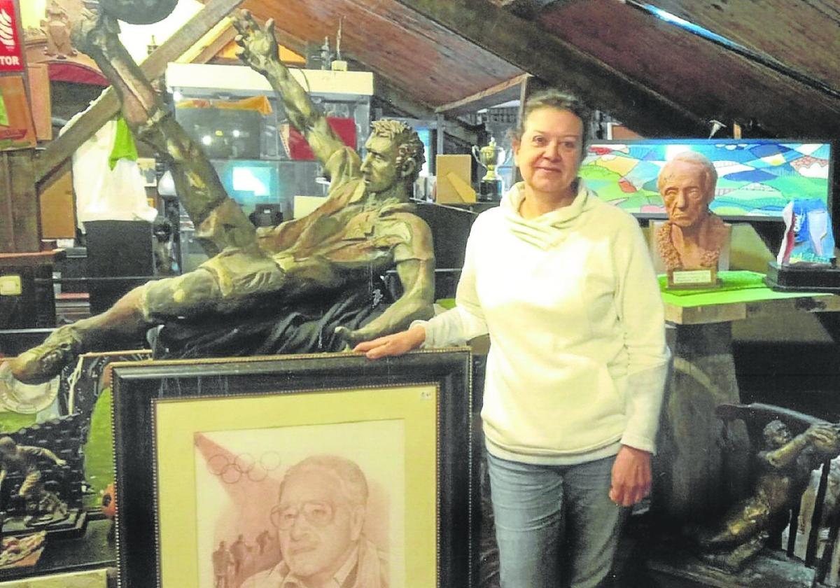 Inmaculada Fidalgo mostrando algunas reliquias del Museo del Deporte que ella controla.