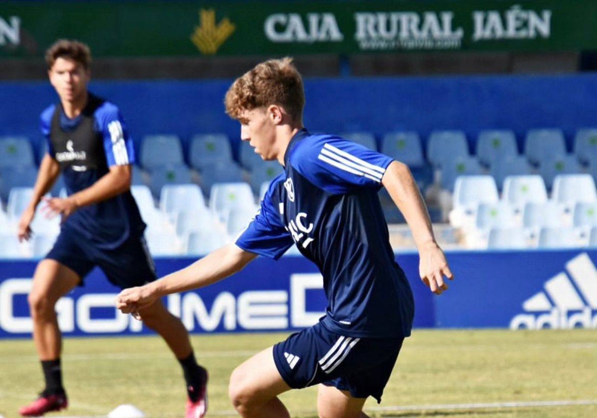 Álex Oyón, durante un entrenamiento con el Linares.