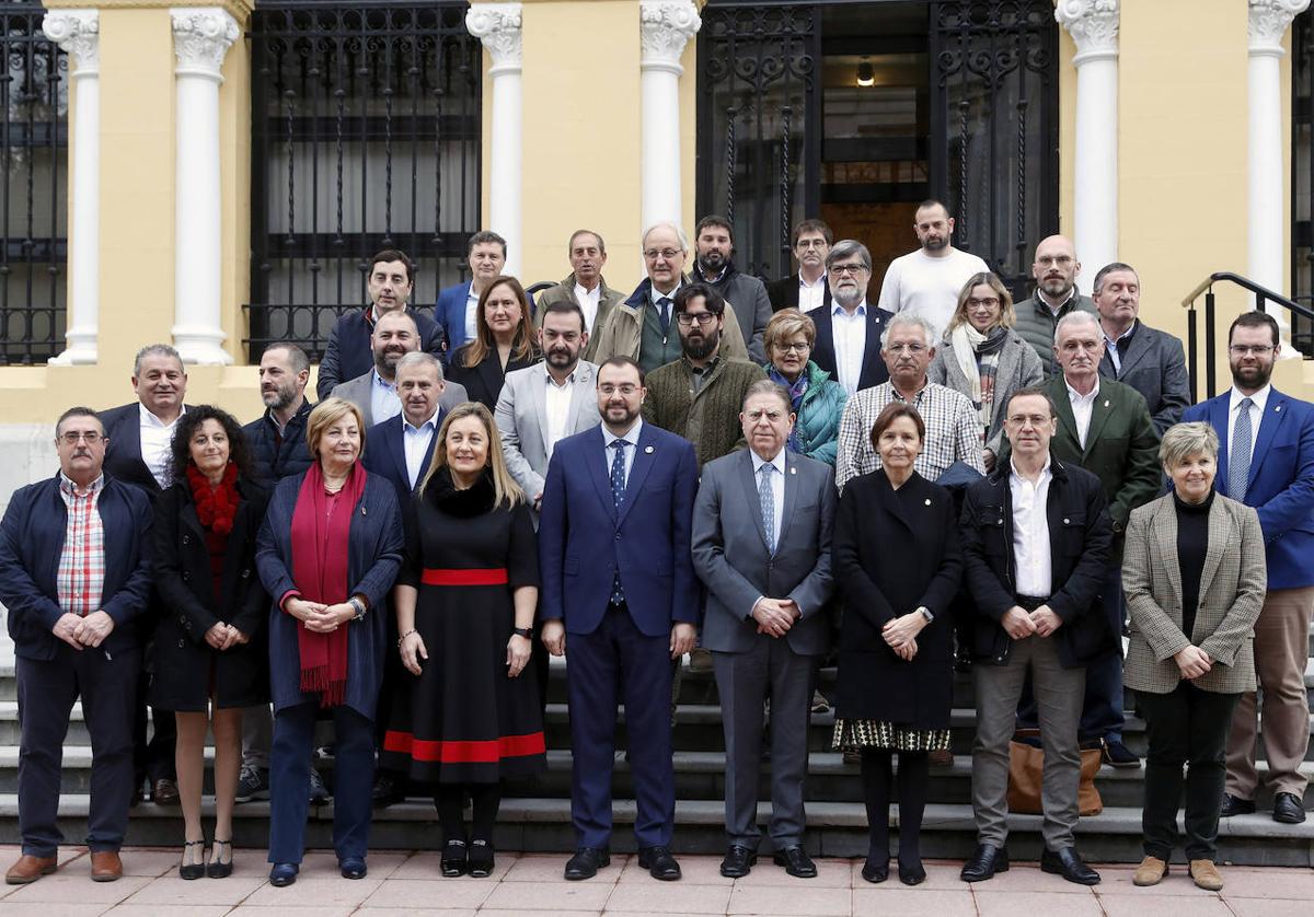 Adrián Barbón, en el centro, y la consejera de Educación, Lydia Espina (a su izquierda), junto a todos los alcaldes implicados en el proyecto.