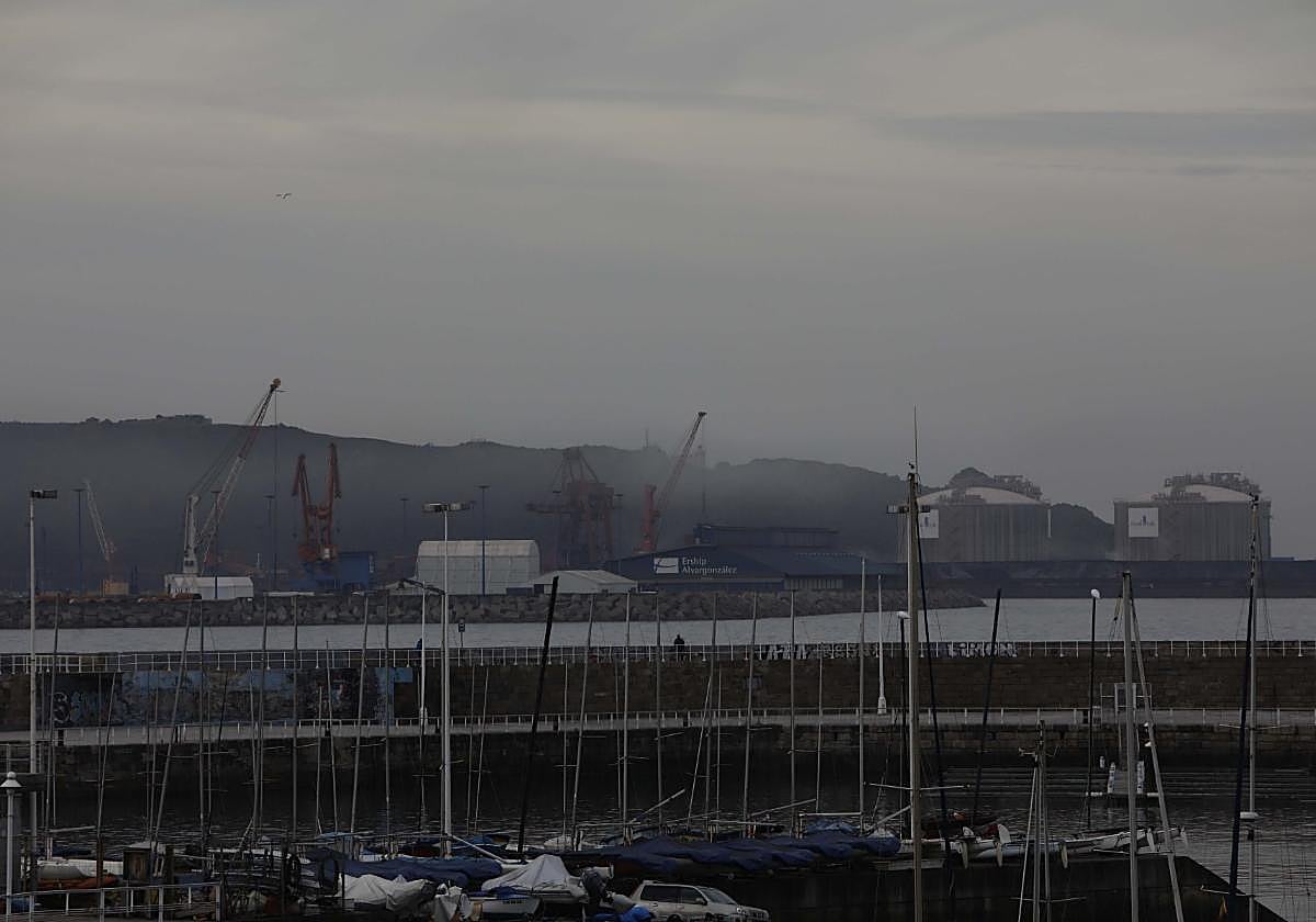 Nube de polvo que apareció en la tarde de ayer en El Musel.